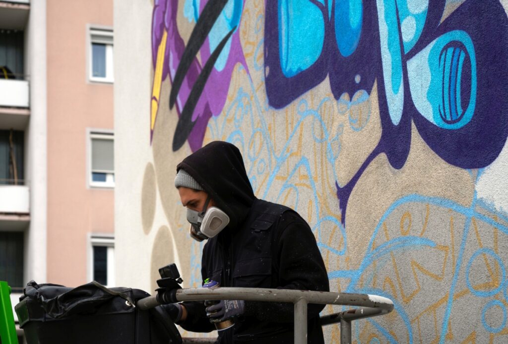 Nino Weld bei der Arbeit an einem Graffito